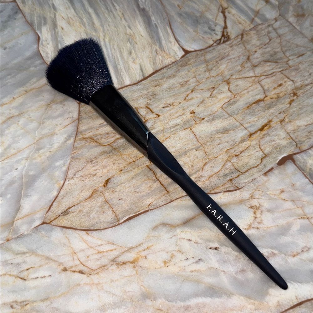 FARAH Cheeky End 218 Tapered Blush and Bronzer Face Brush Black Handle